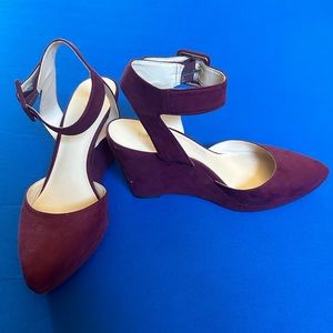 Nine West Women’s Ankle Strap Wedge Burgundy, Suede Size 8M